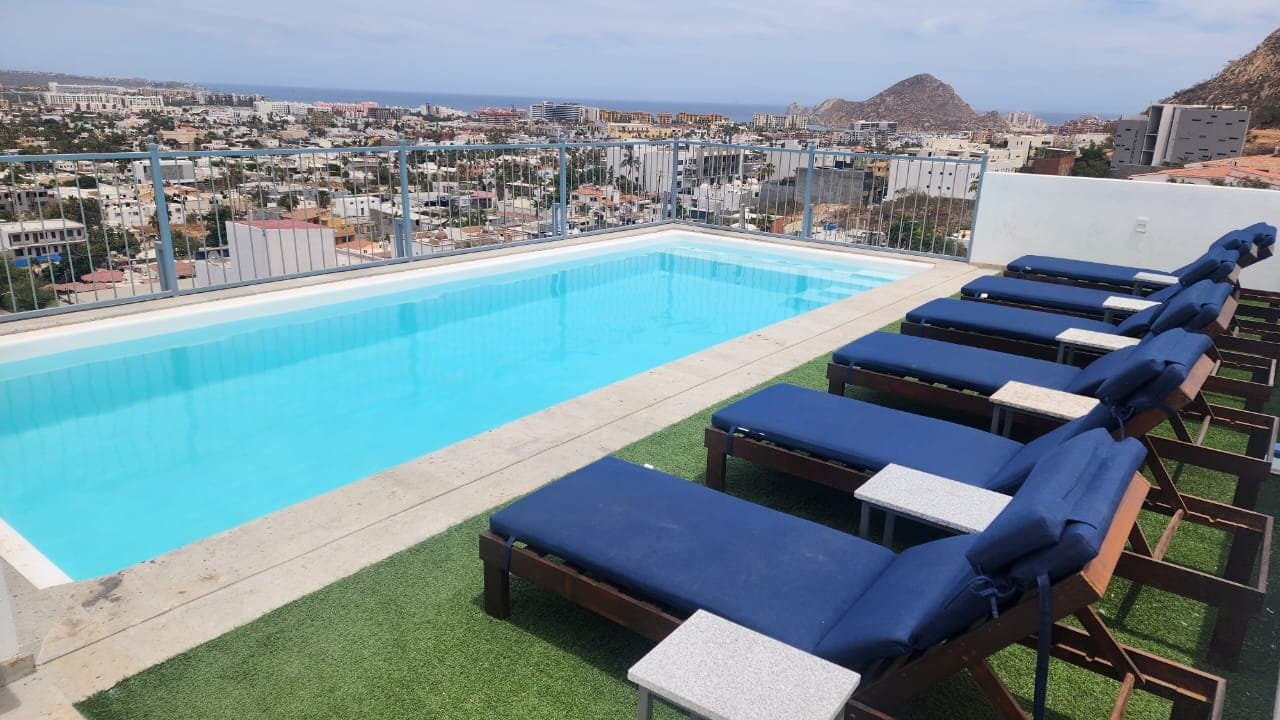 Rooftop con camastros y vista al mar — Cabo San Lucas