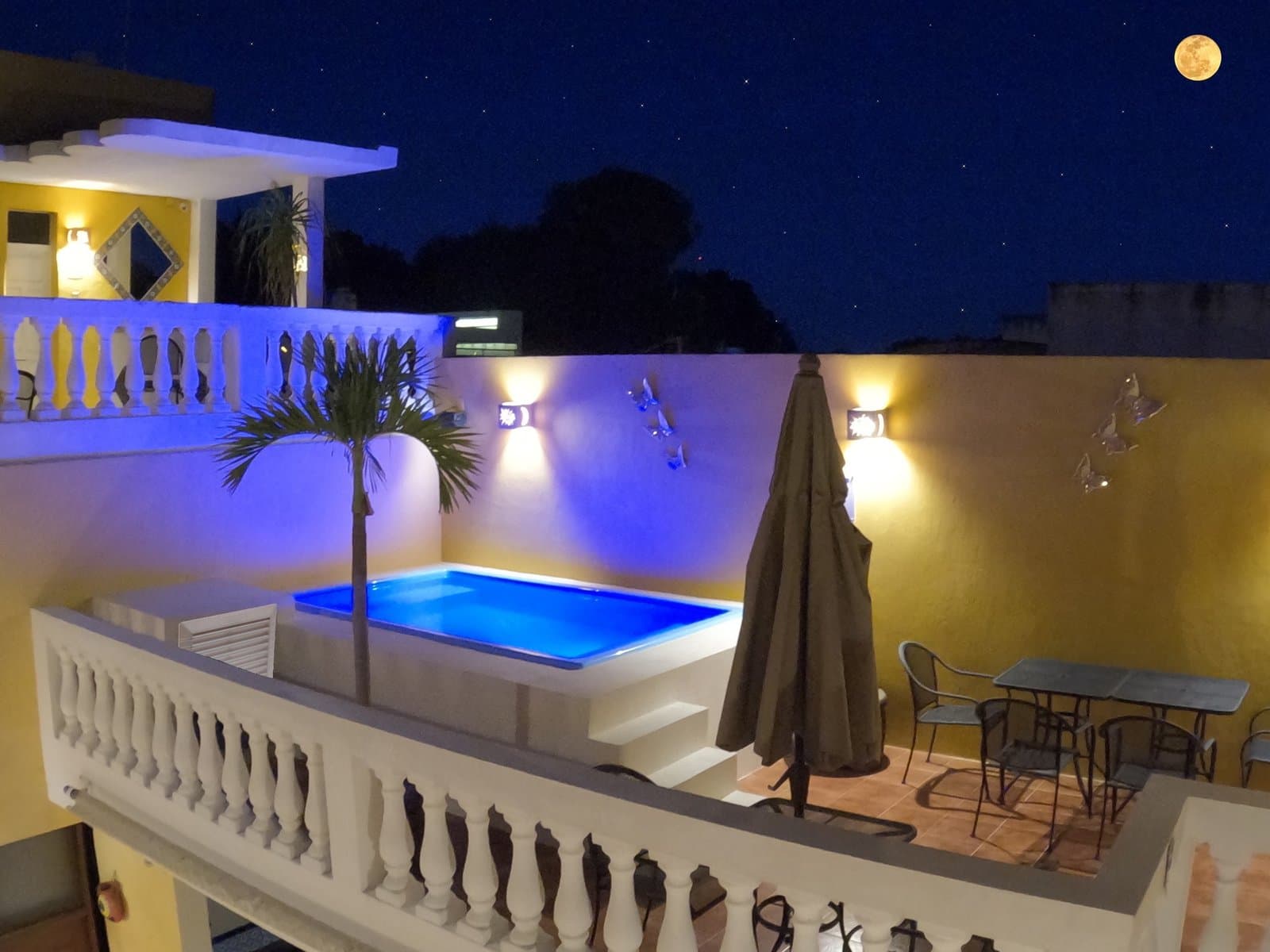 Balcón colonial con piscina nocturna — Mérida
